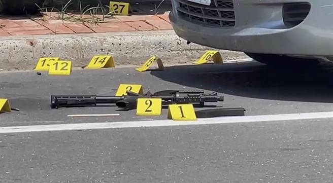 歹徒使用的制式M16A1步枪掉落在地面。(民眾提供)