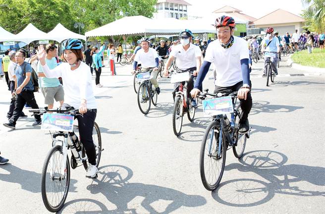 屏县长周春米单车起步时不慎跌倒，所幸在旁人协助下仍顺利骑乘，并挥手表示无大碍。(林和生摄)