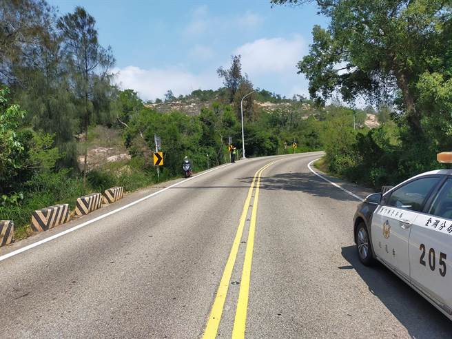 金门1名8旬老翁骑车沿环中路欲往象山寺方向行驶，不慎连人带车衝进边坡草丛中。(图／警方提供)