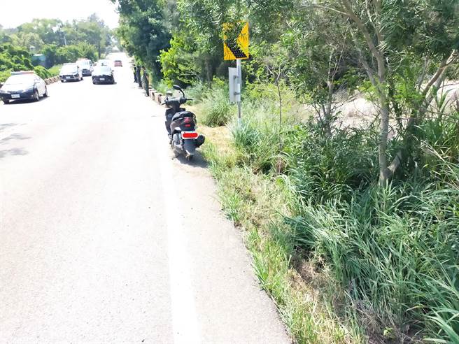 骑车摔落边坡的陈姓老翁头部挫伤脑出血，所幸有路过军人协助将机车抬回路旁并通报救护。(图／警方提供)