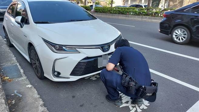 康姓驾驶车牌遭注销，竟异想天开在改装车上悬挂偽造车牌，遭「静桃专案」的员警盯上逮捕送办。(翻摄照片／蔡依珍桃园传真)