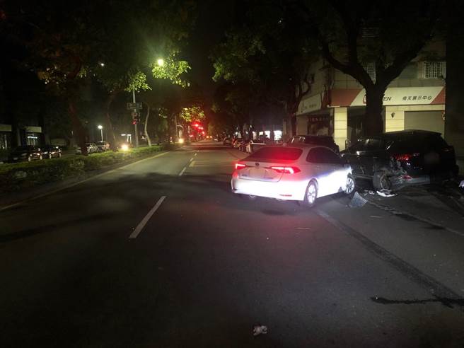 蔡姓驾驶撞上路边车。（翻摄照片／高雄洪靖宜传真）