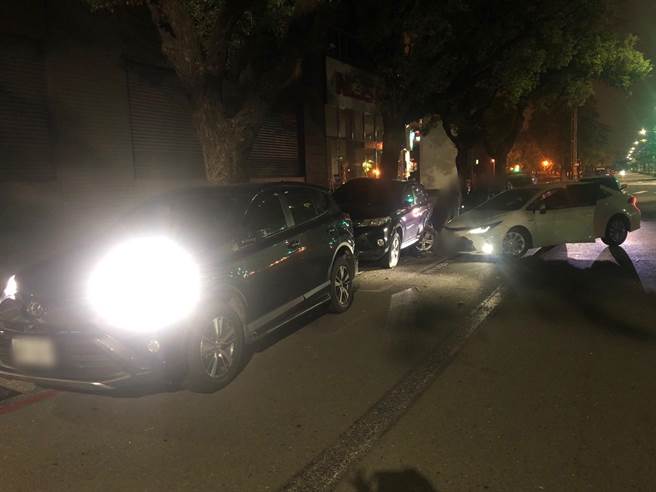 蔡姓驾驶撞上路边车。（翻摄照片／高雄洪靖宜传真）