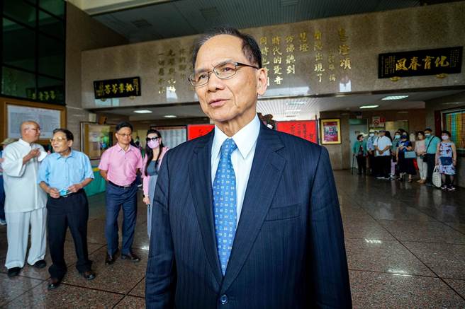 立法院长游锡堃今天赴宜兰参加慧灯中学校庆，对于民进党内性骚事件连环爆，他回应说不应该。（李忠一摄）