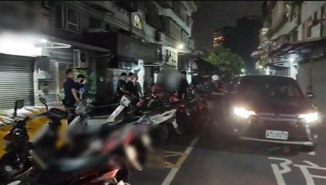 邱男最后开启大门，由警方依现行犯逮补，没有造成任何伤亡。（警方提供）