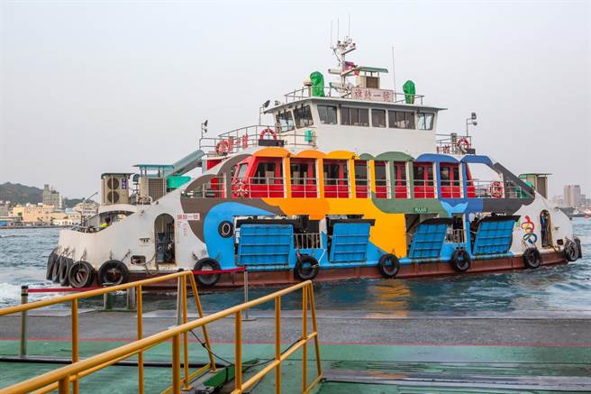 399月票可无限搭乘渡轮轻松往返旗津。（柯宗纬翻摄）