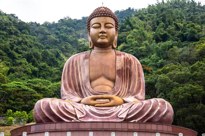 六龟大佛耸立于山林间气势庄严。（柯宗纬翻摄）