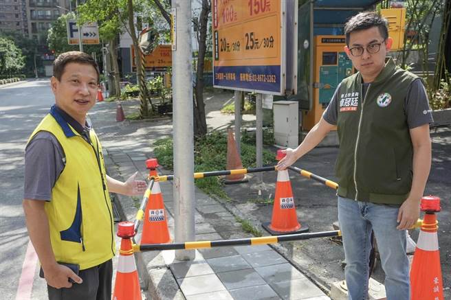 新北市议员卓冠廷（右）与三峡龙恩里长黄家贤（左）、三峡区公所和工务局的讨论，决定採用新型路灯进行替换，并且将位置放到边缘，尽量创造出行人可以顺利通行的空间。（摘自新北市议员卓冠廷脸书）