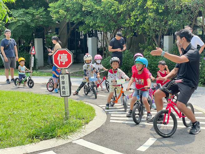 响应世界自行车日，市府推出亲子漫骑体验PushBike，规画一系列交通安全闯关活动。（王惠慧摄）