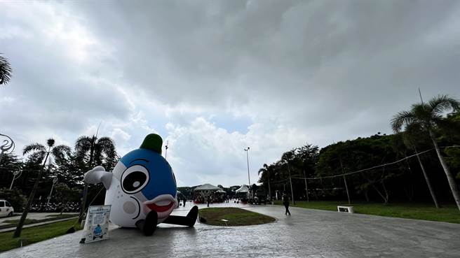 台南「新营甜蜜节」今天开幕，孰料天公不作美，早上大雨不断。（张毓翎摄）