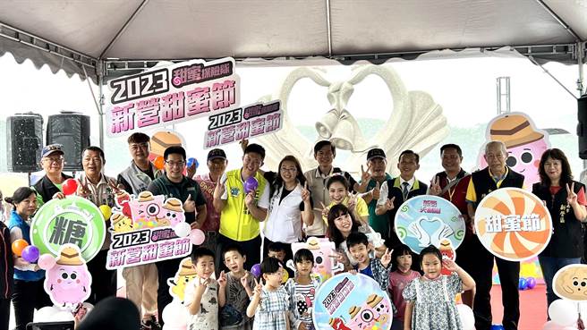 台南「新营甜蜜节」今天开幕，多位民代到场餐与活动。（张毓翎摄）