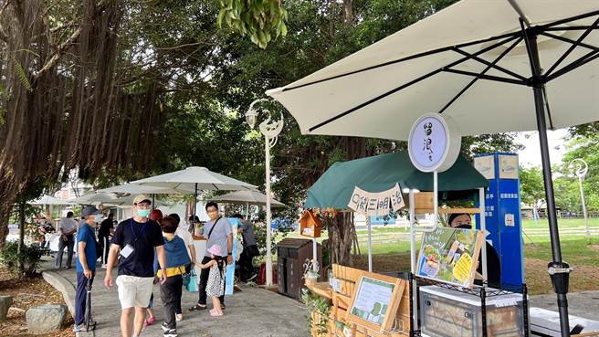 现场设置多个摊位，贩售甜点、在地农产品等。（张毓翎摄）