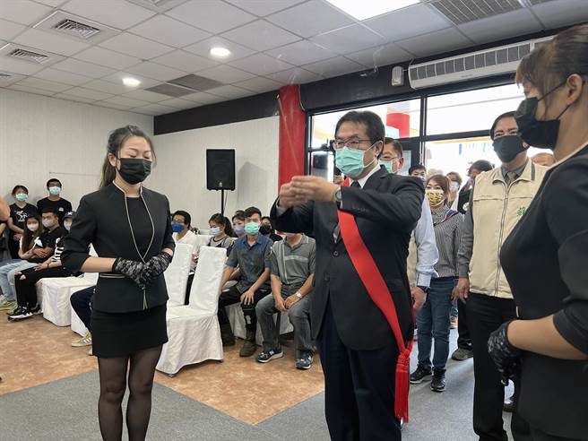 3岁余姓女童上个月过马路被撞死，今天在台南市立殡仪馆举办追思告别式时，市长黄伟哲专程前来上香致哀。（洪荣志摄）