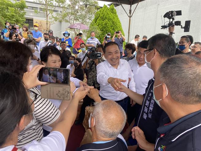 新北市长侯友宜3日展开台中请益之旅，首站抵台中市沙鹿深波图书馆，参与该图书馆重建启用仪式。（冯惠宜摄）