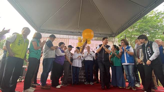 侯友宜3日展开台中请益之旅，首站抵台中市沙鹿深波图书馆，参与该图书馆重建启用仪式。（冯惠宜摄）
