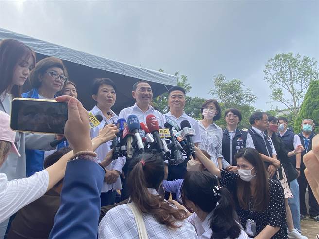 新北市长侯友宜获国民党提名参选总统后首度与台中市长卢秀燕合体，俩人对近日民进党性骚风波提出看法。（冯惠宜摄）