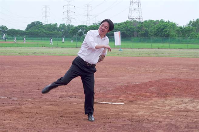 弘道老人福利基金会「不老棒球」决赛3日彰化争冠，副总统赖清德现身开球，他致词时提到本身是棒球迷，若有机会也想下场比赛。（吴建辉摄）