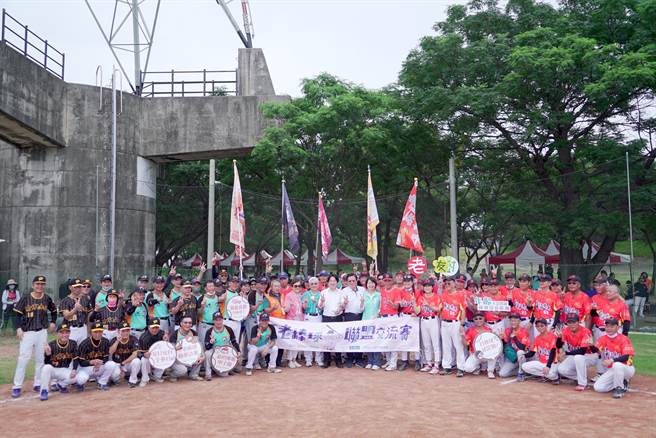 弘道老人福利基金会「不老棒球联盟」2023年度总决赛3日在彰化大肚溪棒垒球场登场，来自北、中、南5支队伍齐聚争冠。（吴建辉摄）