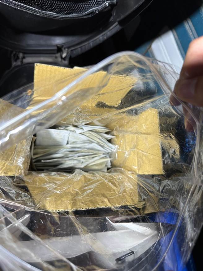 警方在机车置物箱内查获大批毒品。（翻摄照片／林郁平台北传真）