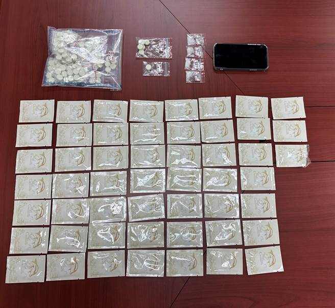 警方共查获毒咖啡包及FM2等毒品。（翻摄照片／林郁平台北传真）