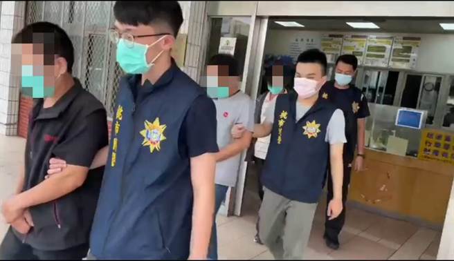 大园警方3日破门攻坚查获地下赌场，现场查获周姓负责人、2名工作人员及29名赌客。（翻摄照片／蔡明亘桃园传真）