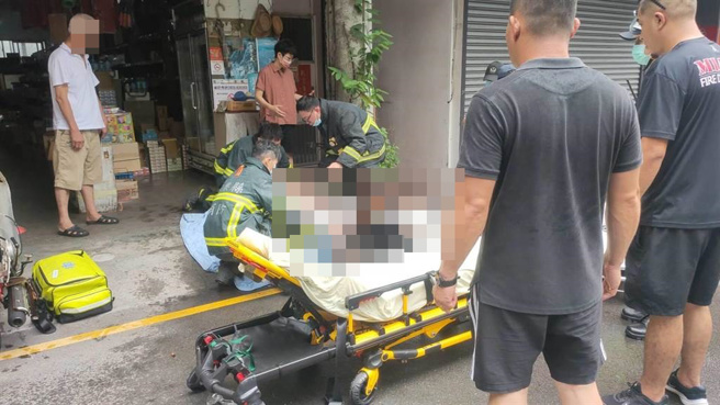 苗栗市三角公园旁牛肉麵店3日上午10时15分发生瓦斯气爆，整个店面被炸得粉碎，店家3名伤者由消防人员紧急送医。（读者提供／谢明俊苗栗传真）