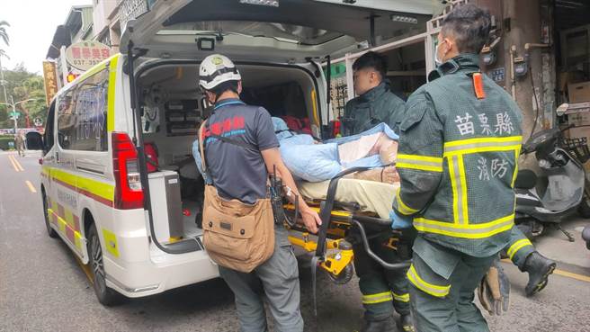 苗栗市三角公园旁牛肉麵店3日上午10时15分发生瓦斯气爆，整个店面被炸得粉碎，店家3名伤者由消防人员紧急送医。（读者提供／谢明俊苗栗传真）