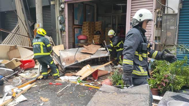 苗栗市三角公园旁牛肉麵店3日上午10时15分发生瓦斯气爆，整个店面被炸得粉碎。（读者提供／谢明俊苗栗传真）