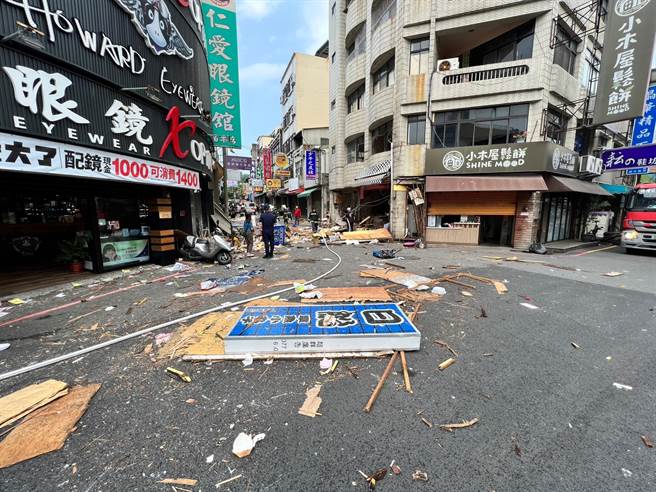 苗栗市三角公园旁牛肉麵店3日上午10时15分发生瓦斯气爆，整个店面被炸得粉碎，碎屑飞满路口。（读者提供／谢明俊苗栗传真）