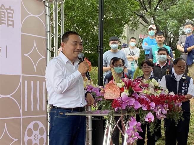 新北市长、国民党总统参选人侯友宜展开全国请益之旅，3日来台中市与中台湾最强「母鸡」台中市长卢秀燕合体，首站参加沙鹿深波图书馆阅读空间改造重新开馆启用活动。（冯惠宜摄）