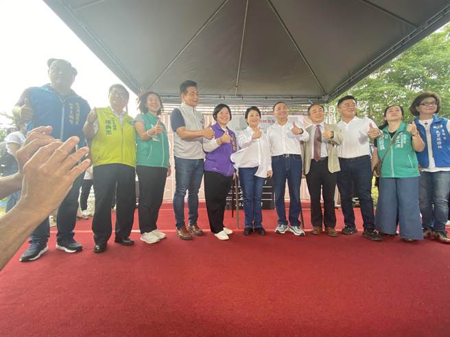 新北市长、国民党总统参选人侯友宜展开全国请益之旅，3日来台中市与中台湾最强「母鸡」台中市长卢秀燕合体，首站参加沙鹿深波图书馆阅读空间改造重新开馆启用活动。（冯惠宜摄）