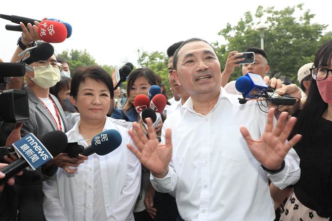 新北市长、国民党总统参选人侯友宜展开全国请益之旅，3日来台中市与中台湾最强「母鸡」台中市长卢秀燕合体，首站参加沙鹿深波图书馆阅读空间改造重新开馆启用活动。（冯惠宜摄）