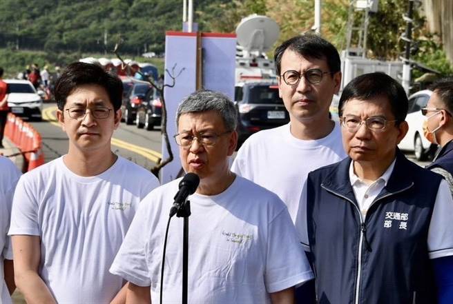 ▲行政院长陈建仁（中）与立委蔡适应（左）及交通部长王国材（右）共同出席自行车嘉年华活动。陈建仁针对四接争议回应，协和电厂转型是「以气换油」，实际上可减碳，也能确保北台湾电力供应，并降低基隆空污。经济部和台电应该与基市府做更好沟通，并依法行政。（行政院办公室提供／徐佑升基隆传真）