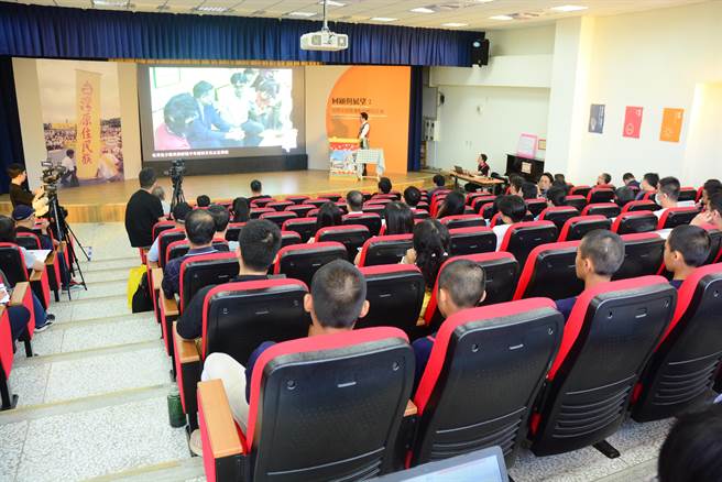 花莲县原住民族教育资源中心委托花莲县三民国中办理「原住民族歷史正义与转型正义师资研习课程」，原民会主委夷将‧拔路儿担任讲座，师生都到场聆听。（王志伟摄）