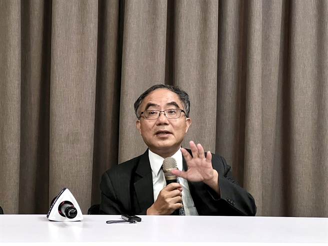 台湾大学3日举行校务会议，校长陈文章会后接受媒体联访。（李侑珊摄）