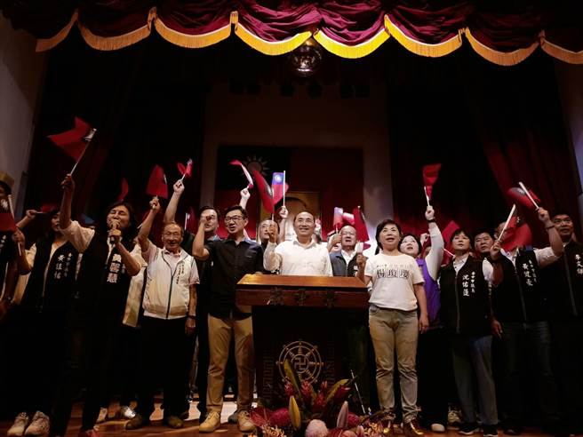 国民党2024总统参选人、新北市长侯友宜与乡亲座谈。（陈淑娥摄）