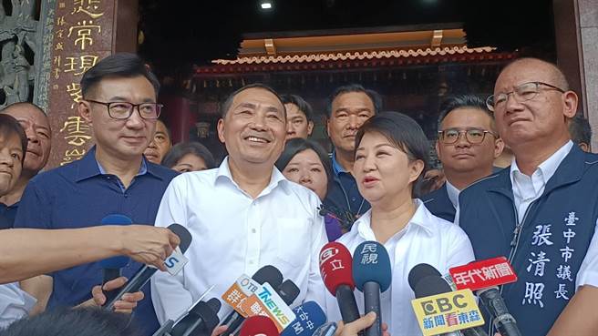 国民党2024总统参选人、新北市长侯友宜3日与台中市长卢秀燕同台合体。（陈淑娥摄）