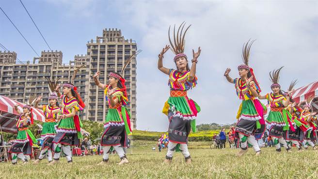 县议员林秉君办阿美族「岁时祭仪」丰年祭，舞蹈展现阿美族的热情与活力。（罗浚滨摄）