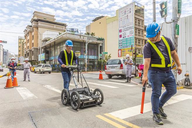 县府要求丰采520建商例行性做透地雷达检测，3日进场监测庄敬六街、胜利一路、胜利二路及自强北路。（罗浚滨摄）