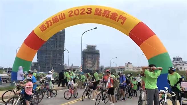 2023年「活力塔山．点亮金门」自行车活动上午在金门大桥湖下端举办，上百位骑铁马好手聚集场面热烈。(图／台电提供)