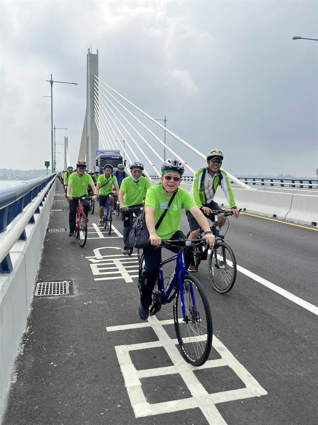 参与骑车民眾饱览金门大桥的桥上风光与烈屿乡的自然美景，乐活健康。(图／台电提供)