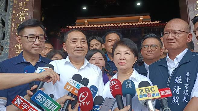 国民党总统参选人、新北市长侯友宜3日与台中市长卢秀燕同台合体，痛斥加害者还刻意在伤口撒盐。（陈淑娥摄）