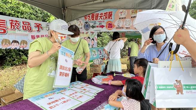 台南市政府卫生局3日举办草地野餐泡泡趴的宣导活动。（张毓翎摄）