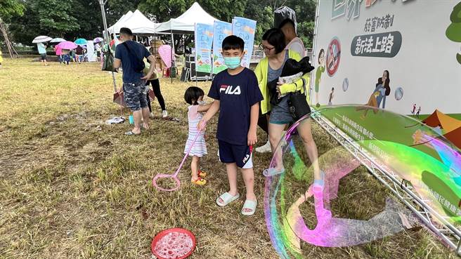 小朋友开心玩泡泡。（张毓翎摄）