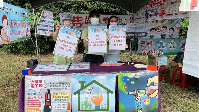 民眾可透过互动式健康主题闯关，了解菸害防制等议题。（张毓翎摄）