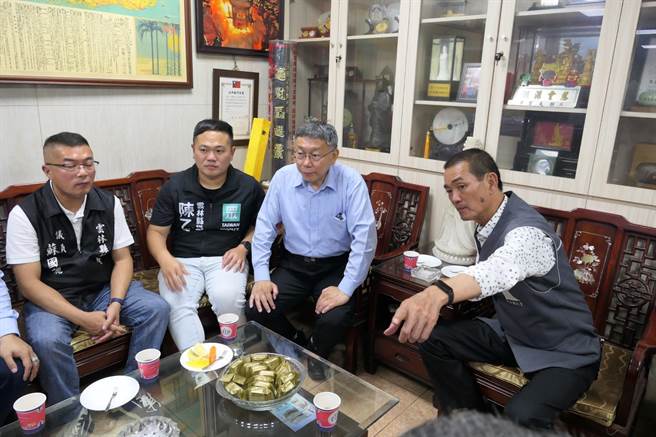 民眾党曾发生疑似性骚扰案，柯文哲（右二）认为有任何问题，具名把事证举出来。（张朝欣摄）