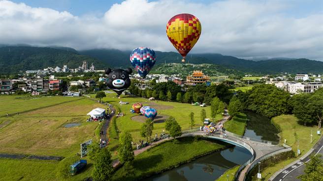 「2023三奇美径」活动紧临冬山百年旧河道及生态绿舟园区，熊讚热气球将会出现于今明两天现身，另外也会参加6月3日晚间夜间光雕秀。（北市观传局提供／张芷瑜台北传真）
