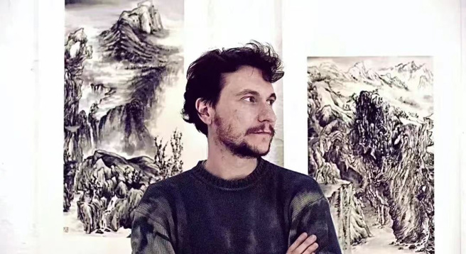 
贾客暮在四川省成都浓园参与国际艺术驻留项目，以融合及跨越中西哲学理念深入巴蜀文化实践卧游山水创作。(戴志扬翻摄)

