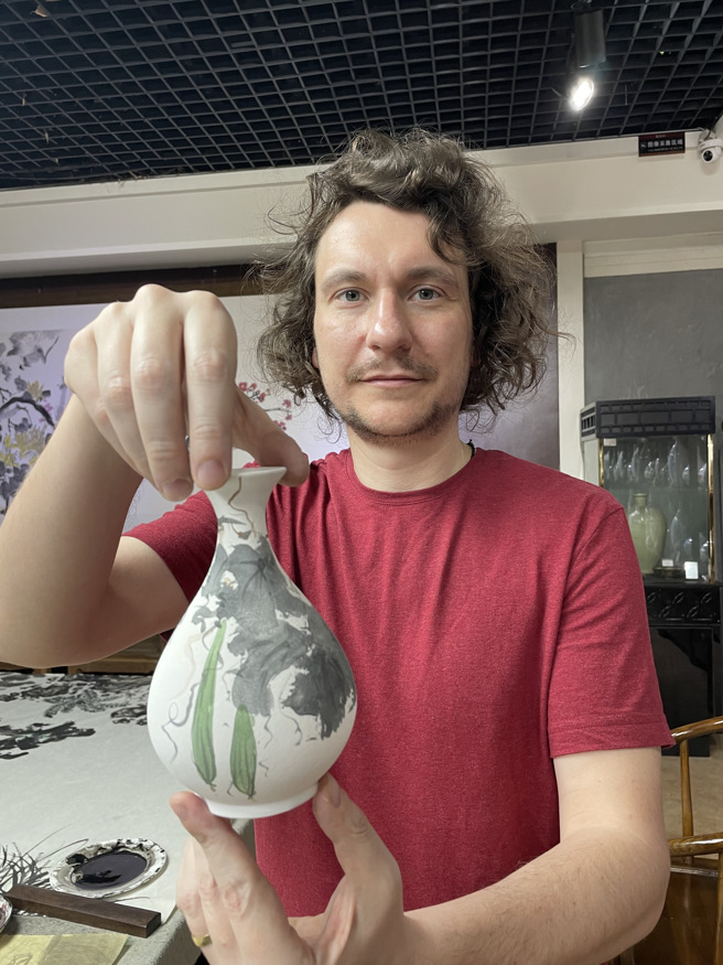 贾客暮在四川省成都浓园参与国际艺术驻留项目，以融合及跨越中西哲学理念深入巴蜀文化实践卧游山水创作。(戴志扬翻摄)