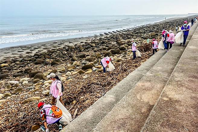新丰乡红毛港观海大道「蔚蓝净海 携手减／捡塑」夏季净滩活动，清理出1030公斤垃圾。（罗浚滨摄）